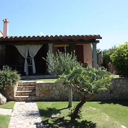 Nyaraló Casa Pepe, Confortevole Con Giardino A 2 Min Dal Mare